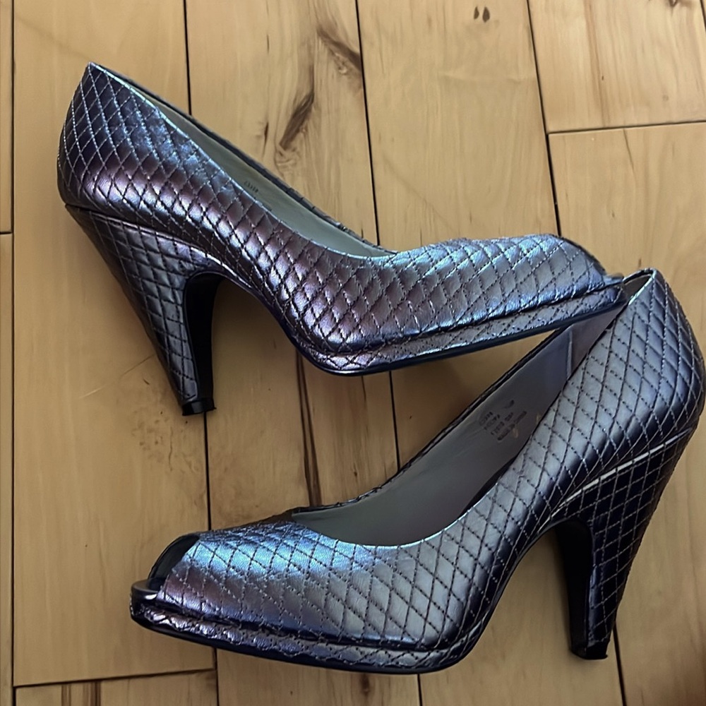 Calvin Klein Metallic Pumps NWOT